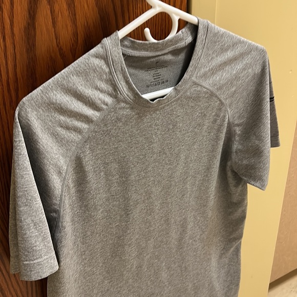 Fabletics athletic shirt. Size medium. - Picture 2 of 4